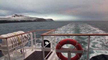 Svalbard Arktik Okyanusu su arka güvertede yat.