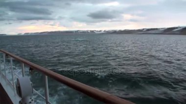 Svalbard Arktik Okyanusu su arka güvertede yat.