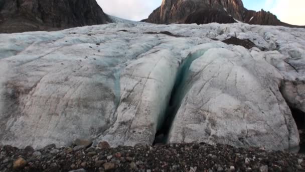 Glacier sur la côte en arrière-plan des eaux de l'océan Arctique à Svalbard . — Video