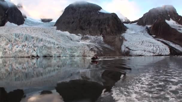 Glaciären på kusten i bakgrunden av bevattnar av Arktiska oceanen i Svalbard. — Stockvideo