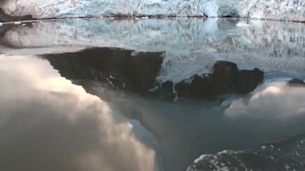 Ledovec na pobřeží v pozadí vody Severního ledového oceánu v Svalbard. — Stock video