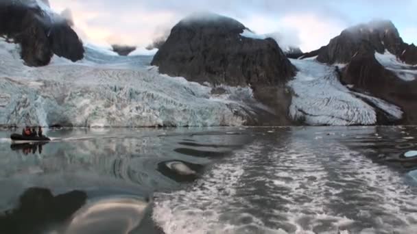 Glacier sur la côte en arrière-plan des eaux de l'océan Arctique à Svalbard . — Video