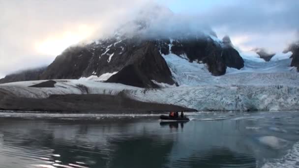 Floes de gelo em movimento no fundo da montanha na água do Oceano Ártico em Svalbard . — Vídeo de Stock