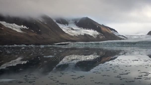 Verbazingwekkende landschap van Bergen op de achtergrond water van de Noordelijke IJszee in Svalbard. — Stockvideo
