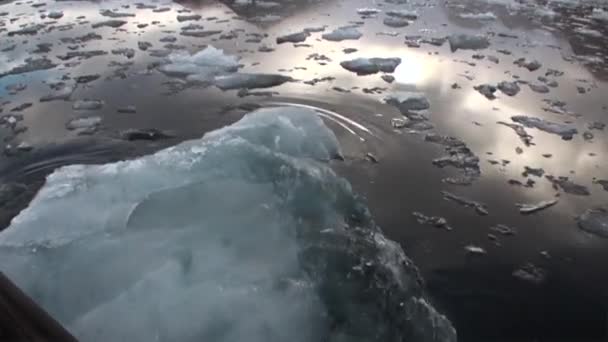 スバールバル北極海の背景の水を山の素晴らしい風景. — ストック動画