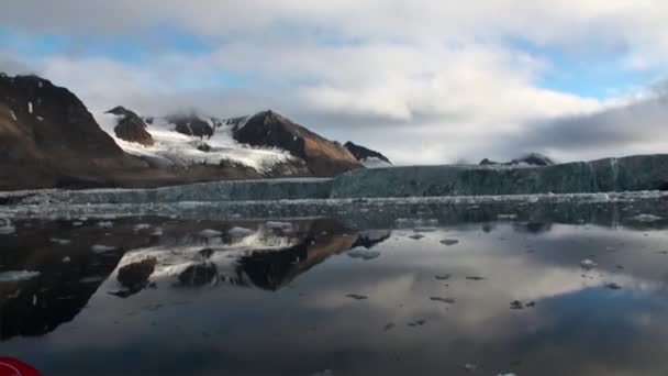 Verbazingwekkende landschap van Bergen op de achtergrond water van de Noordelijke IJszee in Svalbard. — Stockvideo