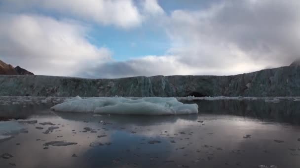 Ghiacciaio sulla costa sullo sfondo delle acque dell'Oceano Artico nelle Svalbard . — Video Stock