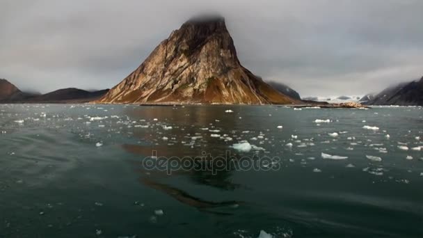 스발바르에서 북극 바다의 배경 물에 산의 놀라운 풍경. — 비디오