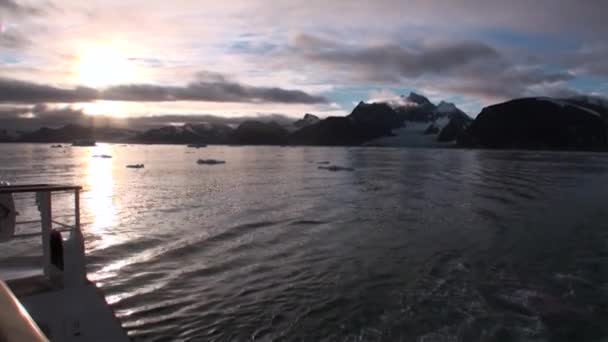 Voltar do navio na água do Oceano Ártico no fundo da montanha em Svalbard . — Vídeo de Stock