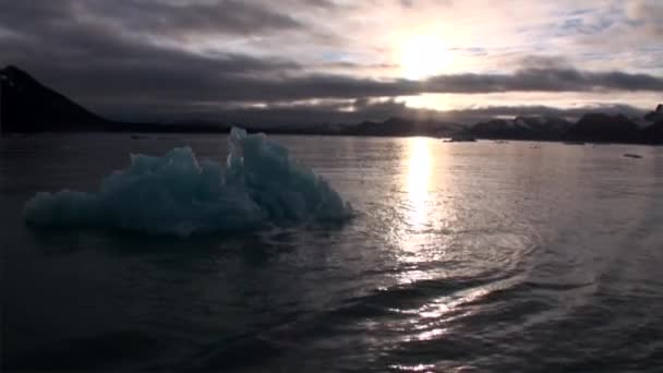 Sunset on a background of snowy icebergs of Arctic Ocean in Svalbard. — Stock Video
