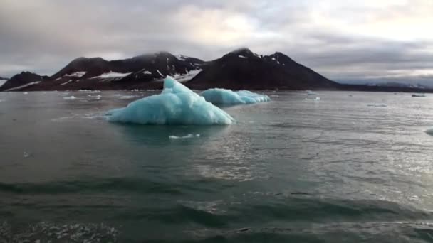 Erstaunliche Landschaft der Berge auf dem Hintergrundwasser des arktischen Ozeans in Spitzbergen. — Stockvideo