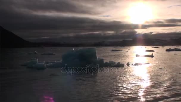 Pôr do sol em um fundo de icebergs nevados do Oceano Ártico em Svalbard . — Vídeo de Stock