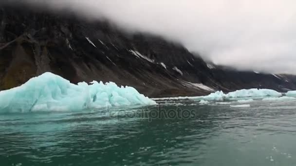 スバールバル北極海の背景の水を山の素晴らしい風景. — ストック動画