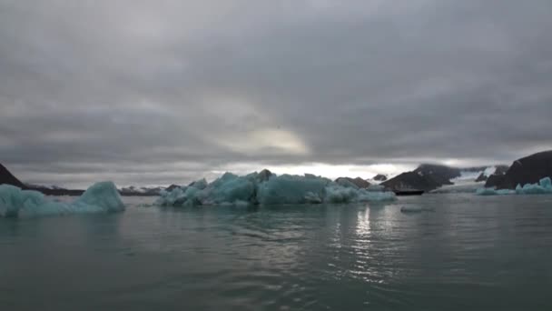 Coucher de soleil sur fond d'icebergs enneigés de l'océan Arctique à Svalbard . — Video