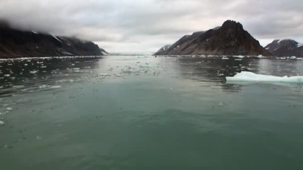 浮冰前进山在斯瓦尔巴群岛北冰洋水背景. — 图库视频影像