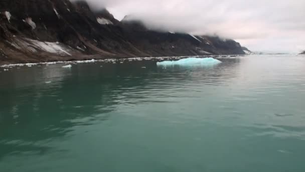 Ice Floes verplaatsen op de achtergrond van de berg van water van de Noordelijke IJszee in Svalbard. — Stockvideo
