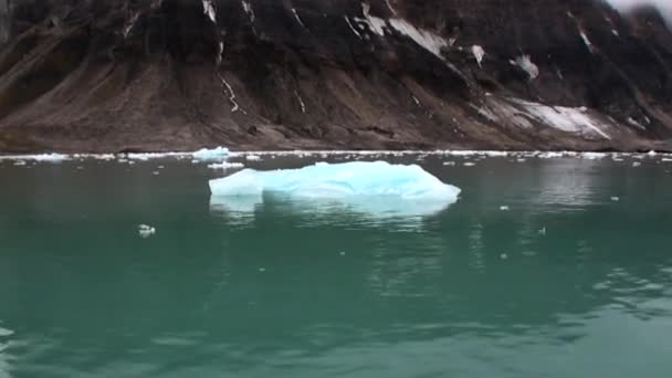 Los témpanos móviles sobre el fondo de la montaña sobre el agua del Océano Ártico en Svalbard . — Vídeos de Stock