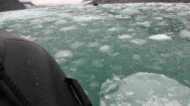 Båten seglar på bakgrund flyttar isflaken av norra ishavet i Svalbard. — Stockvideo