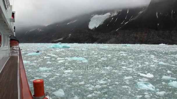 Paluba jachty na vody Severního ledového oceánu v Svalbard. — Stock video