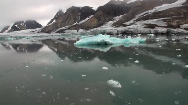 Flytta isflak på bakgrund av berg på vattnet i Arktiska oceanen i Svalbard. — Stockvideo