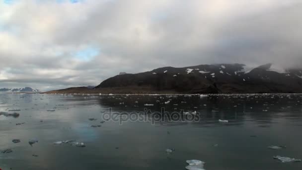Ήσυχο ήρεμο νερό σε φόντο της βουνό του Αρκτικού Ωκεανού σε Αρχιπέλαγος Σβάλμπαρντ. — Αρχείο Βίντεο