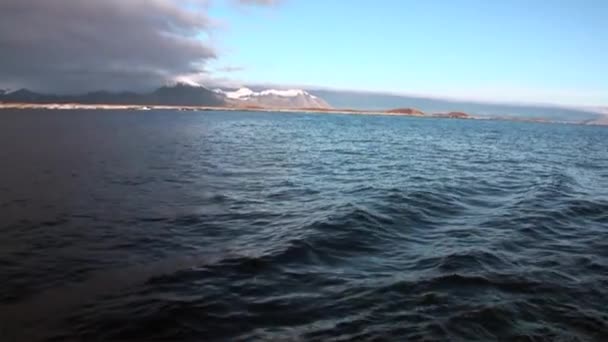 Krásný Horizont na pozadí na vody Severního ledového oceánu v Svalbard. — Stock video