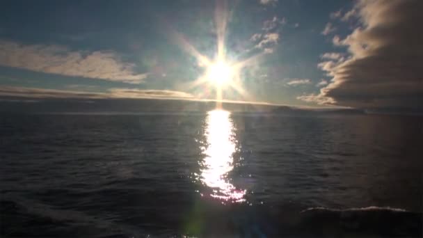 Hermosa puesta de sol en el horizonte en el fondo del agua del Océano Ártico en Svalbard . — Vídeo de stock