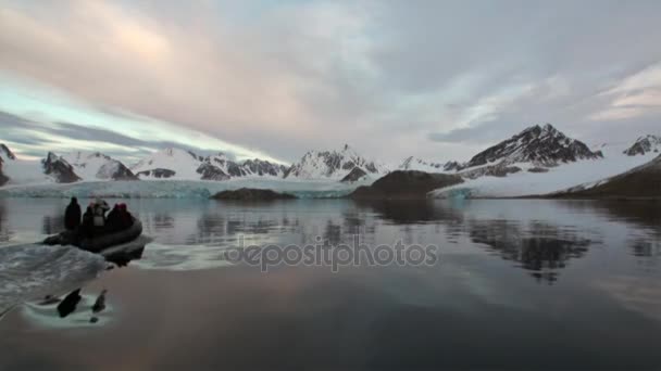 People are swimming on dinghy on water of Arctic Ocean in Svalbard. — Stock Video