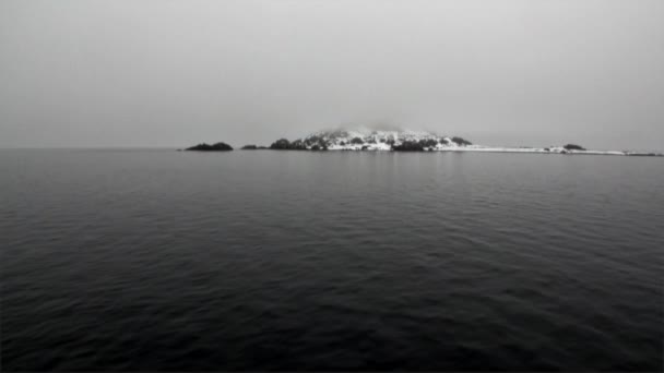 Costa rocciosa di montagna su sfondo d'acqua di Oceano Artico in Svalbard . — Video Stock