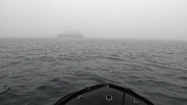 Ship in fog of Arctic Ocean on background of snow mountains in Svalbard. — Stock Video