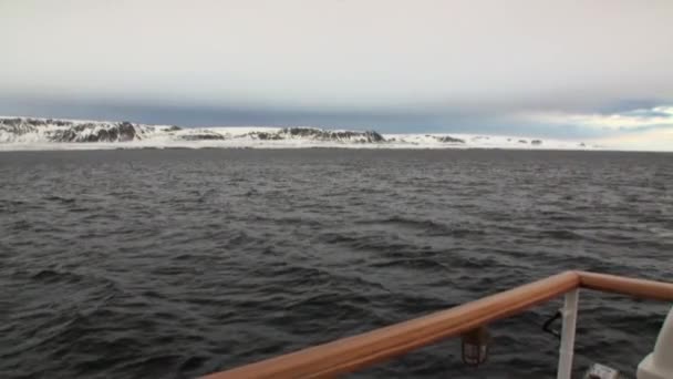 Jachtdeck auf dem Hintergrund des Wassers des arktischen Ozeans in Spitzbergen. — Stockvideo
