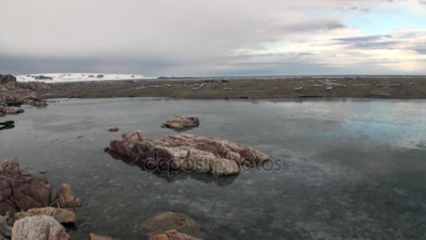 Tystnad, lugnt vatten av Arktiska oceanen i Svalbard. — Stockvideo