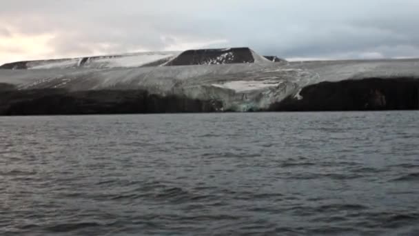 Amazing landscape of mountains on background water of Arctic Ocean in Svalbard. — Stock Video