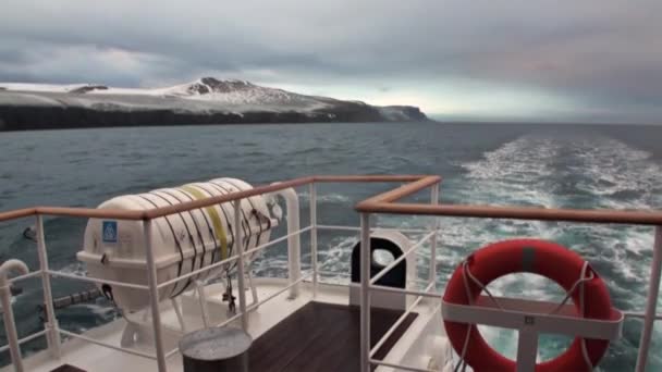 Yacht däck på bakgrund av bevattnar av Arktiska oceanen i Svalbard. — Stockvideo