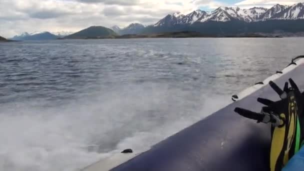 Il gommone taglia l'onda dell'oceano freddo sullo sfondo delle montagne sulle isole Falkland . — Video Stock