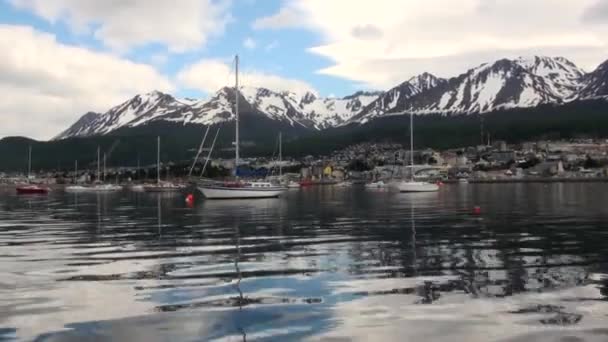 Причал яхты на фоне облаков в небе и гор на Фолклендских островах . — стоковое видео
