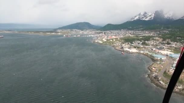 Port av Ushuaia Visa från från toppen av fönstret helikopter. — Stockvideo