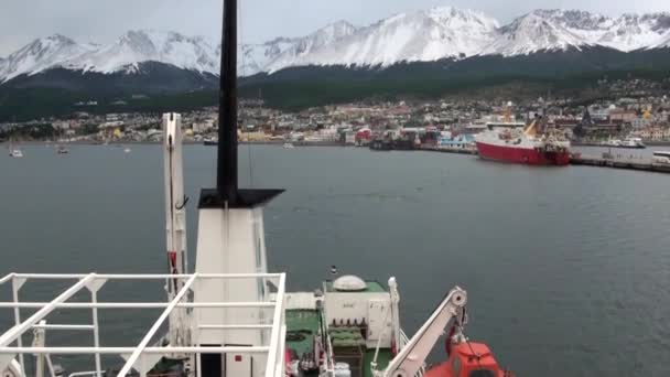 Muelle de yate sobre fondo de nubes en el cielo y montañas en las Islas Malvinas . — Vídeo de stock