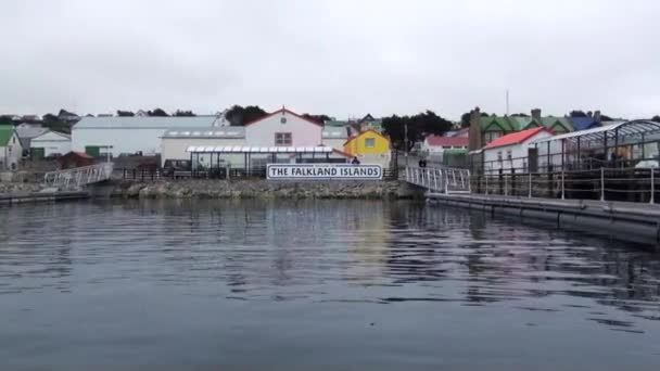 Wharf of yacht on background of clouds in sky and mountains on Falkland Islands. — Stock Video