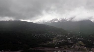 Antarktika'nın sahil şeridi üzerinde yeşil dağ ve evleri Kasırga görünüm helikopter.