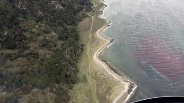Helikopter Antarktika'nın sahil şeridi üzerinde yeşil bir mountain View manzara.