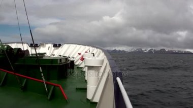 Kargo gemisi kar dağlar Ushuaia Arjantin'in arka plan üzerinde.