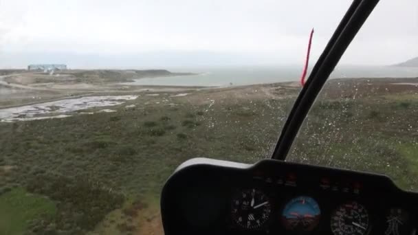 Ελέγχου του ελικοπτέρου και σταγόνες βροχής σε τζάμι στην Ανταρκτική. — Αρχείο Βίντεο