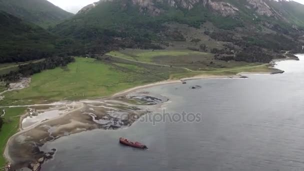 Landskap av gröna bergsutsikt från helikopter på kusten i Antarktis. — Stockvideo