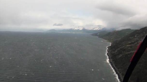 Montaña verde y nevada en la costa vista desde el helicóptero de las Islas Malvinas . — Vídeo de stock