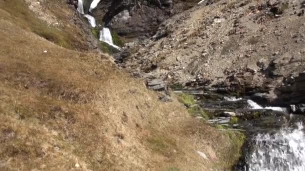 Wasserkraft des Wasserfalls an der felsigen Küste und in den Bergen der Falklandinseln. — Stockvideo