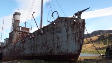 Paslı balina gemisi ve Falkland Adaları Antarktika'daki dağlar yok.