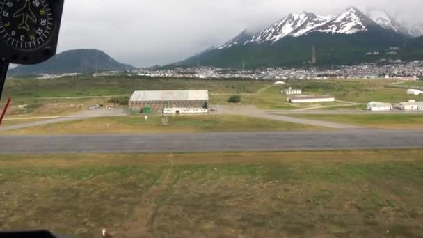 Helicóptero vuela al helipuerto en la nieve y la montaña verde de las Islas Malvinas . — Vídeos de Stock