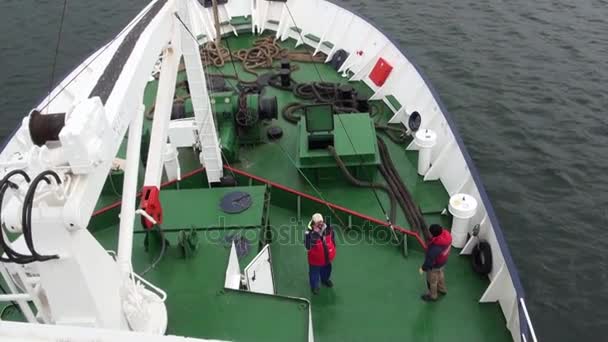 Экспедиционные корабли и люди в портовой гавани Ушуайя Аргентина . — стоковое видео