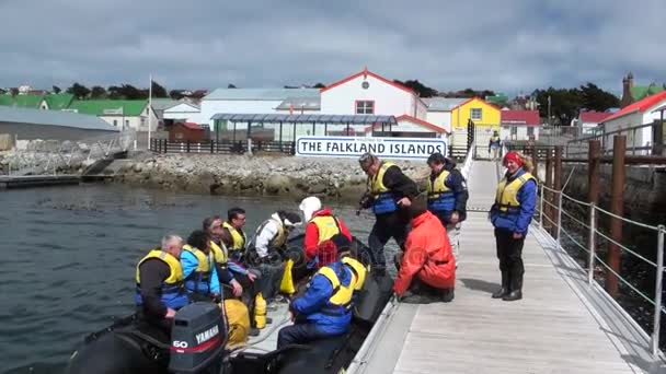 Lidé v gumovém člunu v přístavu na Falklandské ostrovy Antarktidy. — Stock video